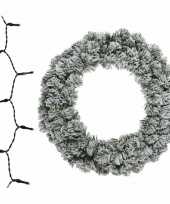 Besneeuwde kerstkrans dennenkrans deurkrans 60 cm inclusief gekleurde verlichting
